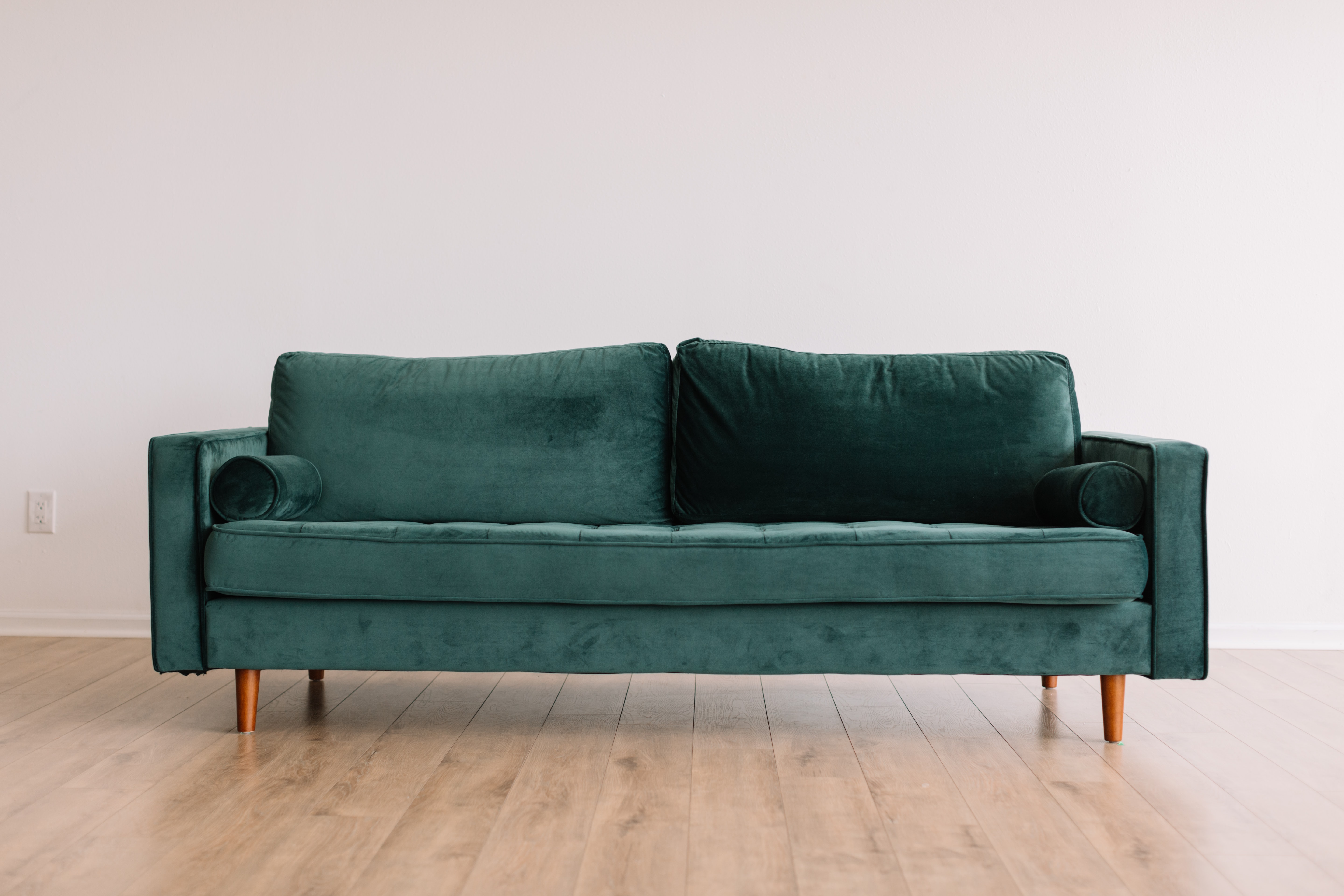 Žalia sofa kambaryje